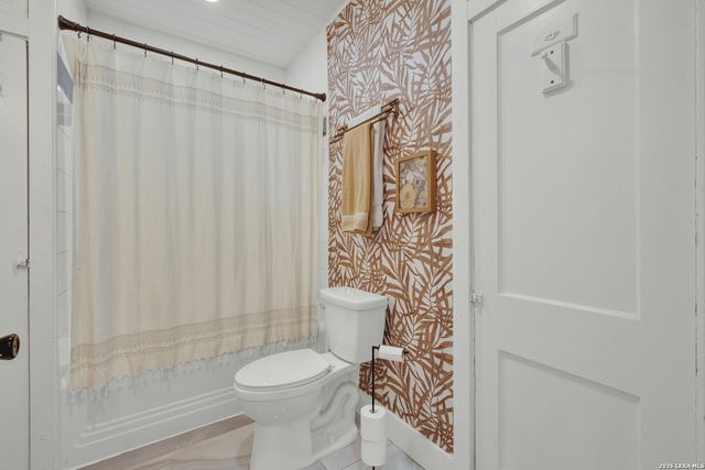 225 S LIVE OAK AVE, New Braunfels, TX 78130