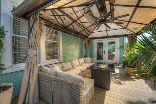 225 S LIVE OAK AVE, New Braunfels, TX 78130