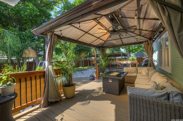 225 S LIVE OAK AVE, New Braunfels, TX 78130