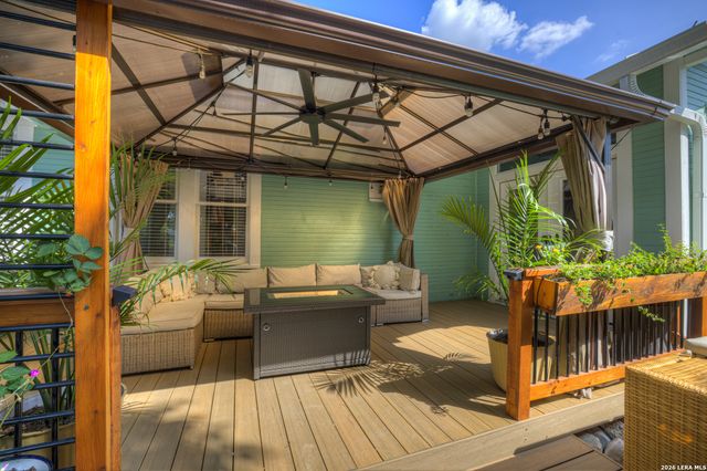 225 S LIVE OAK AVE, New Braunfels, TX 78130