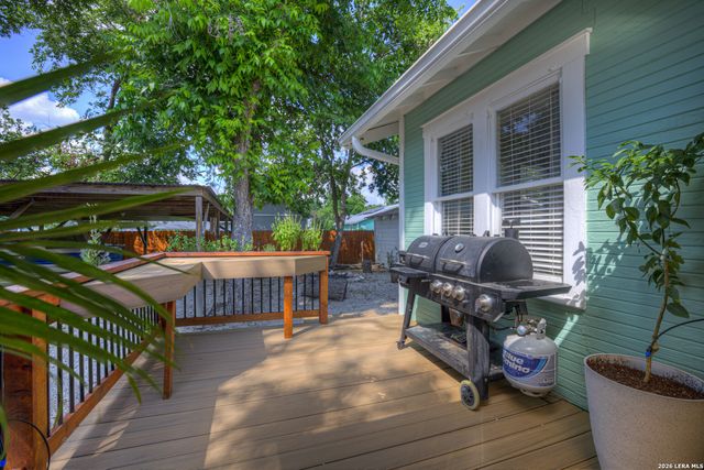 225 S LIVE OAK AVE, New Braunfels, TX 78130