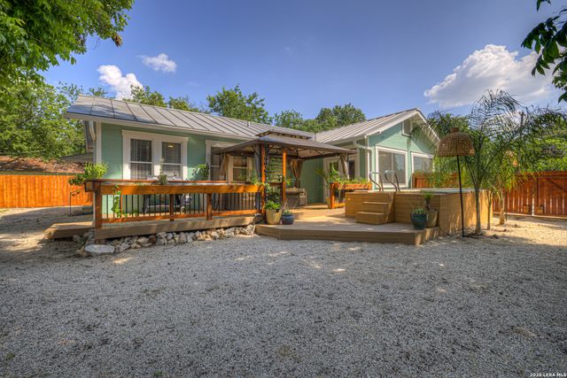 225 S LIVE OAK AVE, New Braunfels, TX 78130