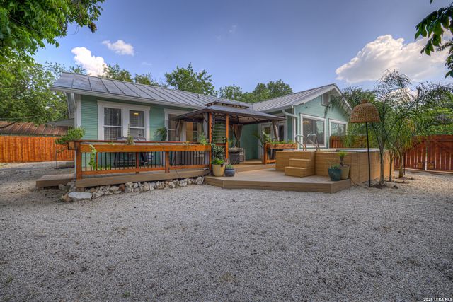 225 S LIVE OAK AVE, New Braunfels, TX 78130