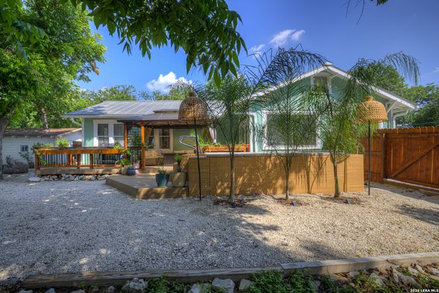 225 S LIVE OAK AVE, New Braunfels, TX 78130