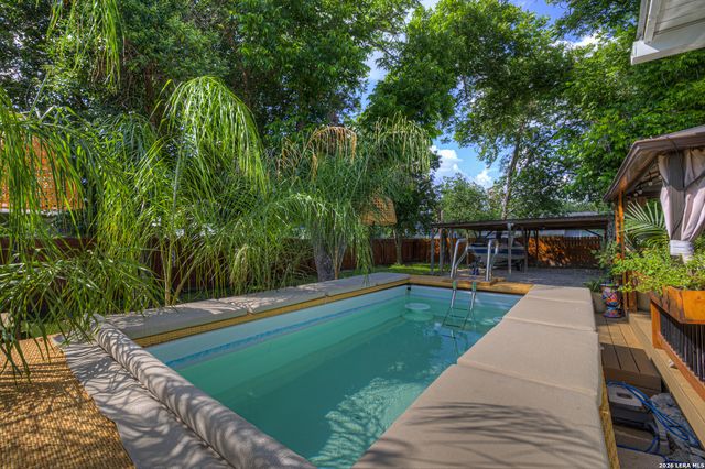 225 S LIVE OAK AVE, New Braunfels, TX 78130