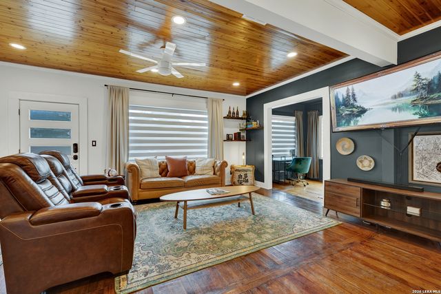 225 S LIVE OAK AVE, New Braunfels, TX 78130