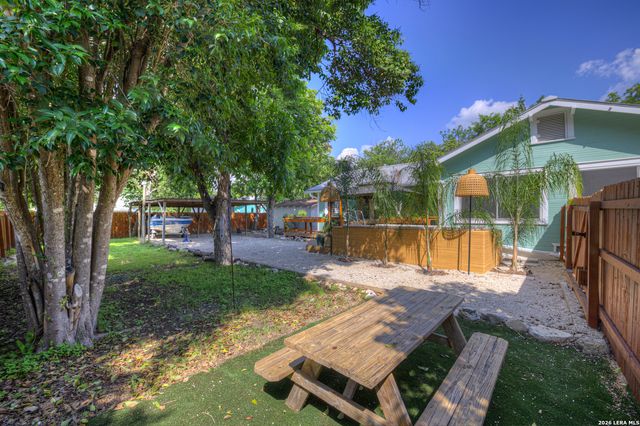 225 S LIVE OAK AVE, New Braunfels, TX 78130
