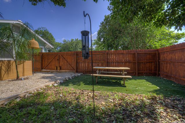 225 S LIVE OAK AVE, New Braunfels, TX 78130