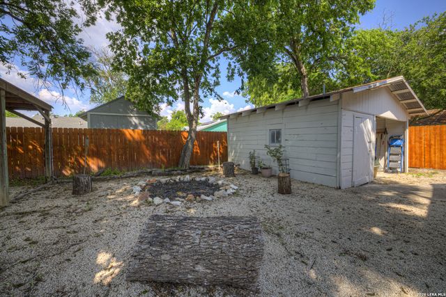 225 S LIVE OAK AVE, New Braunfels, TX 78130