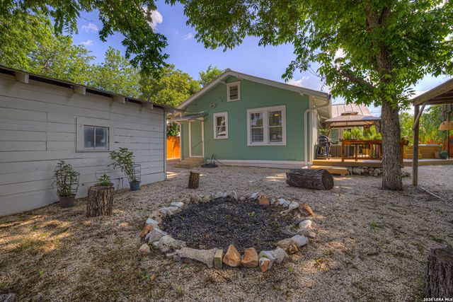 225 S LIVE OAK AVE, New Braunfels, TX 78130
