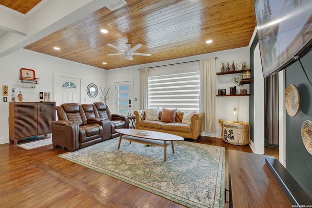225 S LIVE OAK AVE, New Braunfels, TX 78130