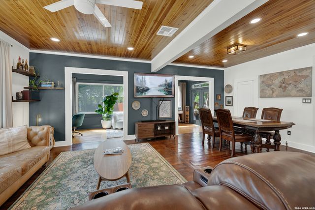 225 S LIVE OAK AVE, New Braunfels, TX 78130