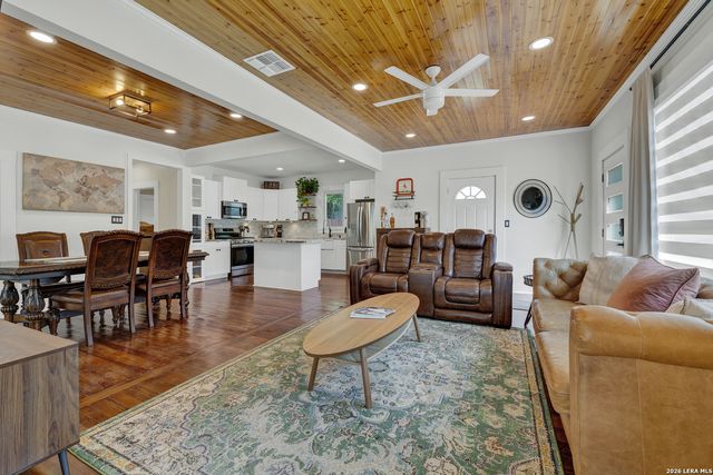 225 S LIVE OAK AVE, New Braunfels, TX 78130