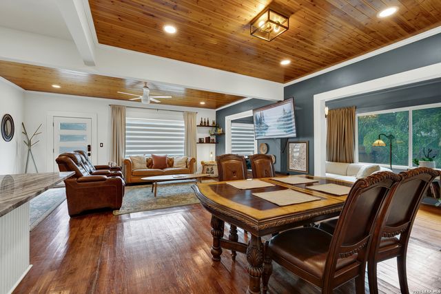 225 S LIVE OAK AVE, New Braunfels, TX 78130