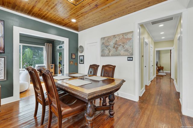 225 S LIVE OAK AVE, New Braunfels, TX 78130