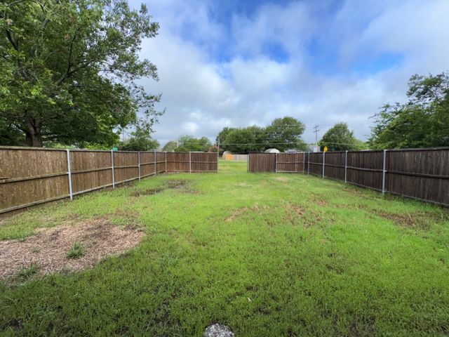 513 S Carter Street, Whitewright, TX 75491