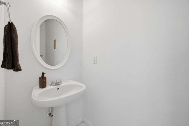 816 Pond View Lane, Sugar Hill, GA 30518