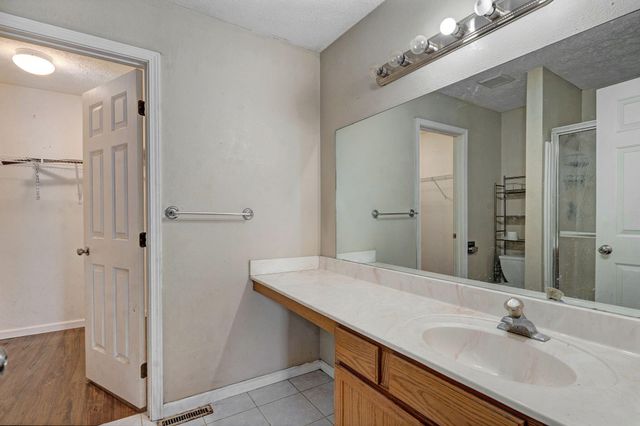 860 W Hickory Nut Court, Nixa, MO 65714