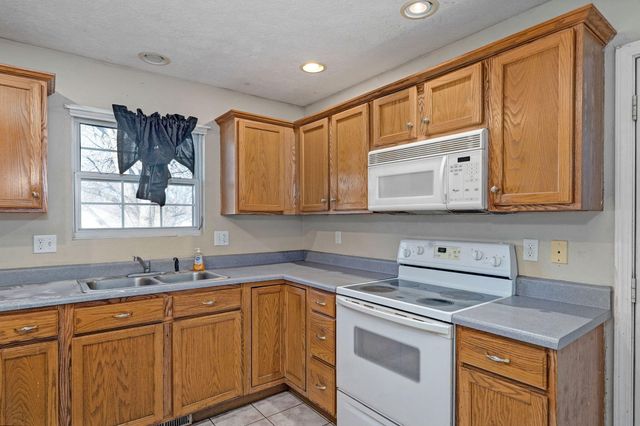 860 W Hickory Nut Court, Nixa, MO 65714