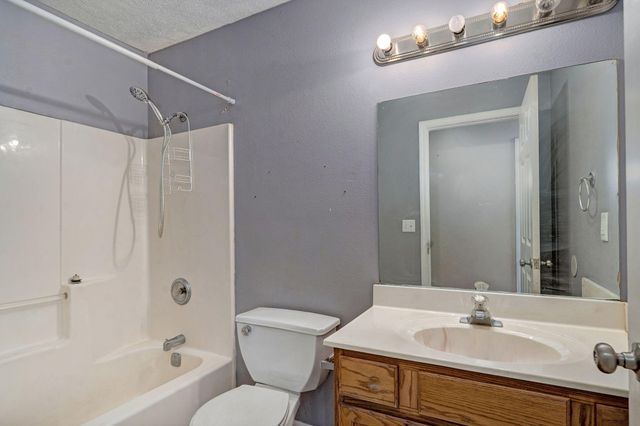 860 W Hickory Nut Court, Nixa, MO 65714