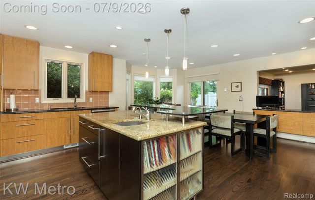 22560 Kenwyck Drive, Southfield, MI 48034