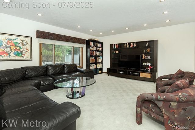22560 Kenwyck Drive, Southfield, MI 48034