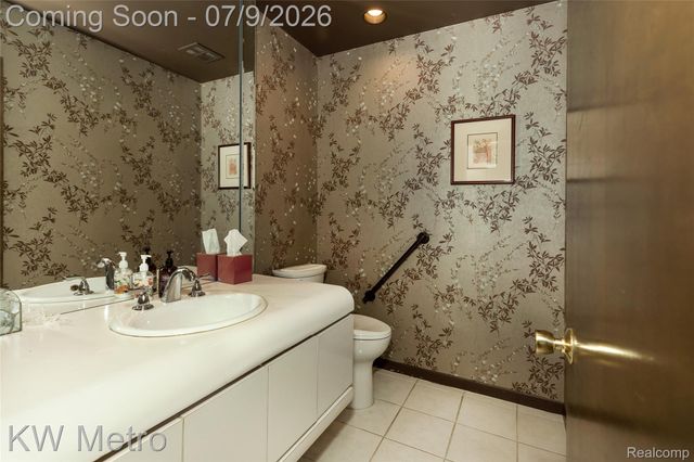 22560 Kenwyck Drive, Southfield, MI 48034