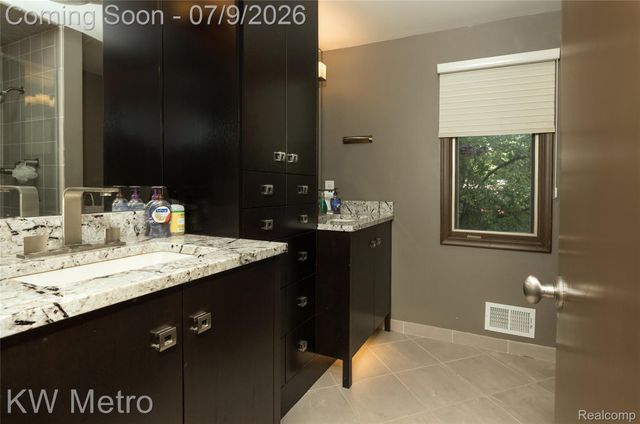 22560 Kenwyck Drive, Southfield, MI 48034