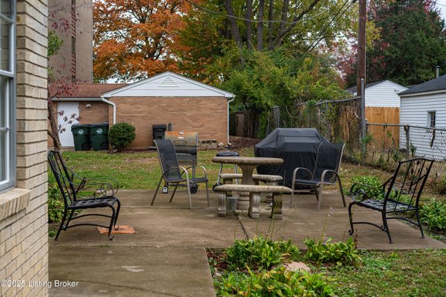 165 Thierman Ln 213, Louisville, KY 40207