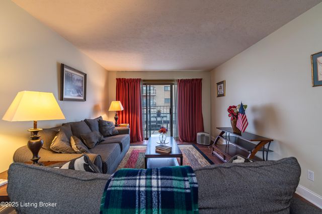 165 Thierman Ln 213, Louisville, KY 40207