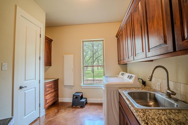 23923 Tres Coronas DR, Spicewood, TX 78669