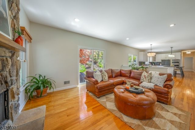 34 Arnold Dr, Randolph Twp., NJ 07869
