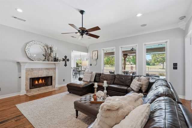 902 Riviera Drive, Mansfield, TX 76063