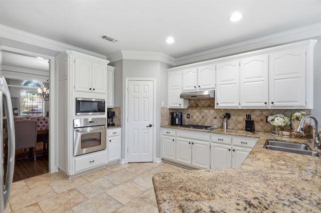 902 Riviera Drive, Mansfield, TX 76063