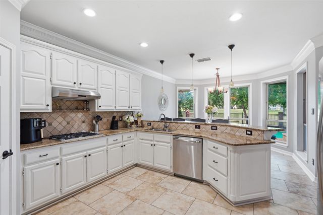 902 Riviera Drive, Mansfield, TX 76063