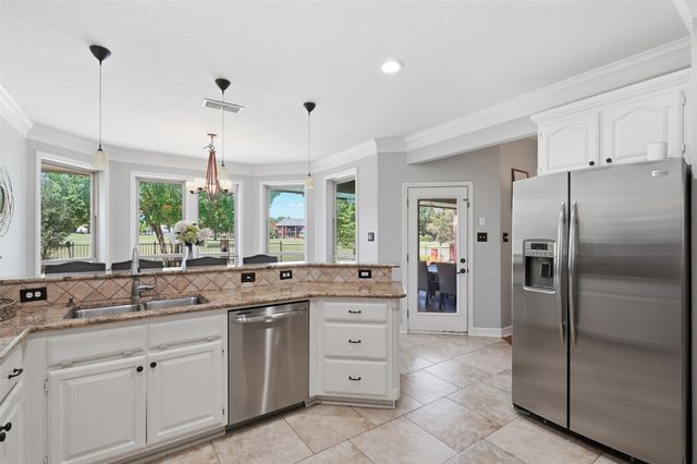 902 Riviera Drive, Mansfield, TX 76063