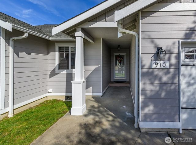 910 NE Cordero Place, Oak Harbor, WA 98277
