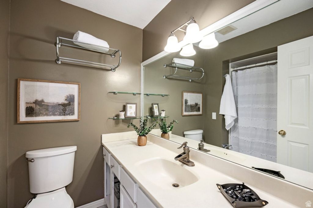 Image 6 of property listing at 7351 S CHESTNUT CIR, Cottonwood Heights, UT 84121