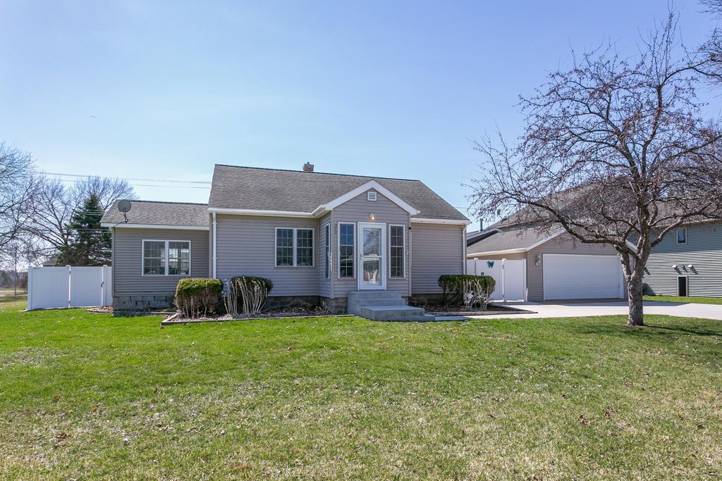 373 Locust Street S, Prescott, WI 54021