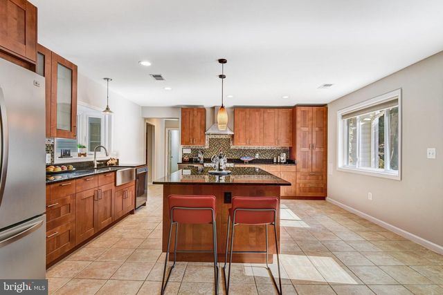 9720 FIVE OAKS RD, Fairfax, VA 22031