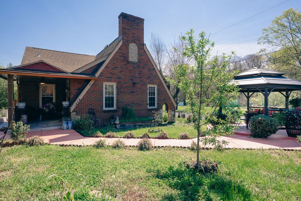 1928 Warrington RD, Roanoke, VA 24015