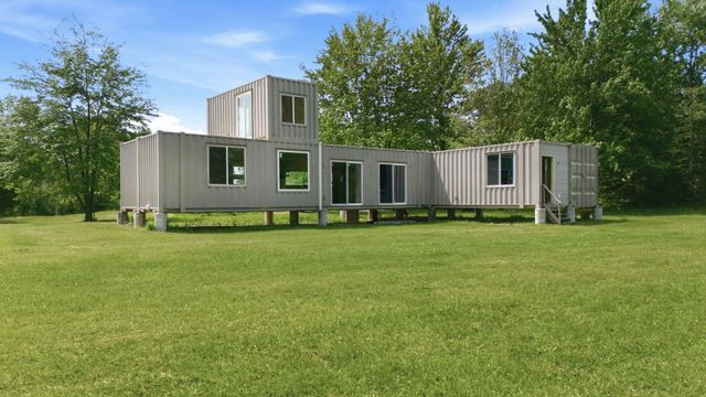 7767 Warren Woods Road, Chikaming Twp, MI 49128