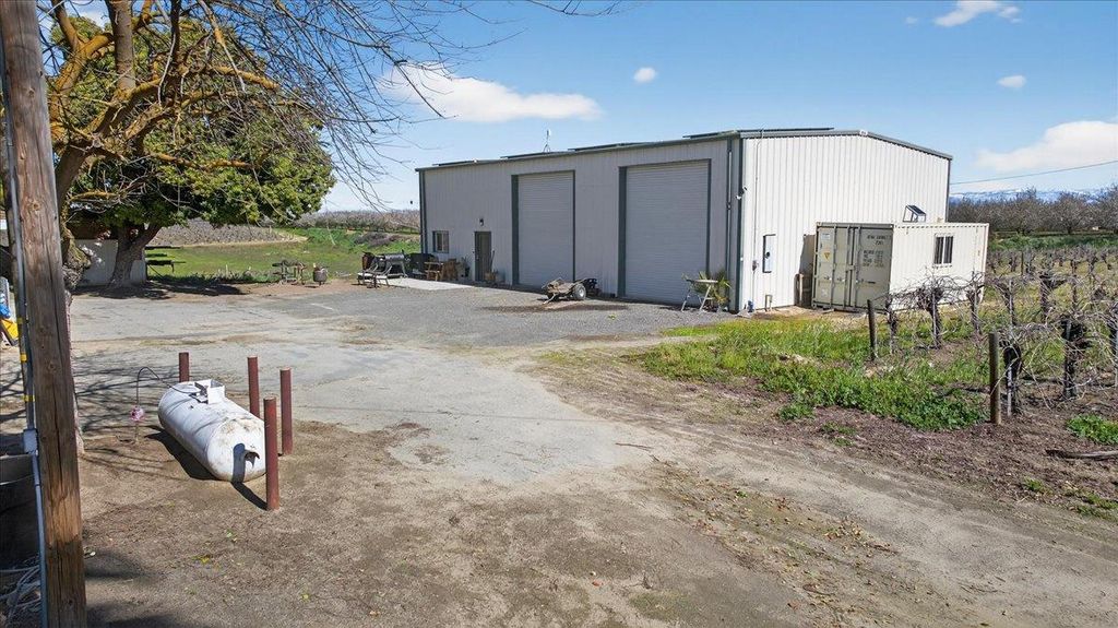 Image 15 of property listing at 11430 E Saginaw Avenue, Selma, CA 93662