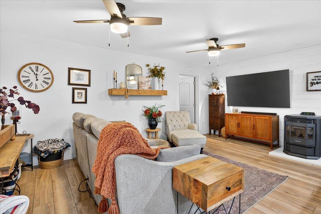 Image 27 of property listing at 11430 E Saginaw Avenue, Selma, CA 93662