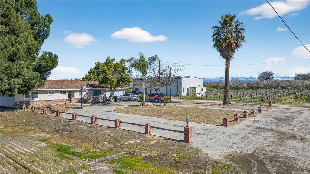 Image 8 of property listing at 11430 E Saginaw Avenue, Selma, CA 93662