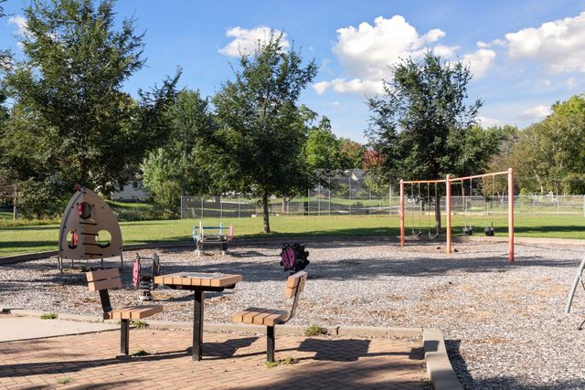 515 Farrell Street N, Maplewood, MN 55119