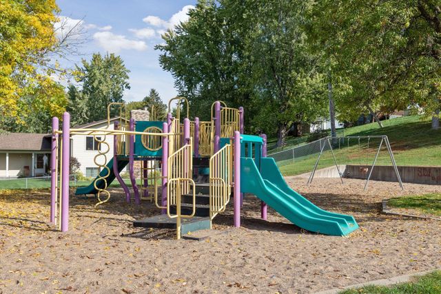 515 Farrell Street N, Maplewood, MN 55119