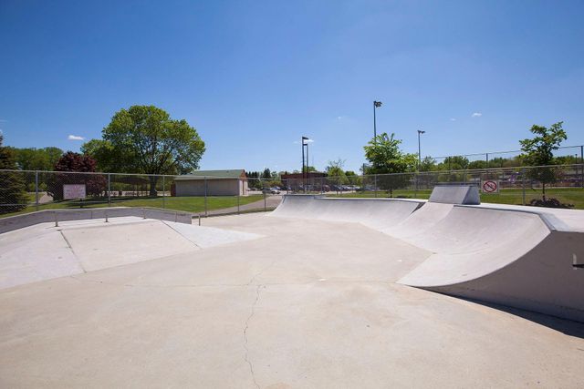 515 Farrell Street N, Maplewood, MN 55119