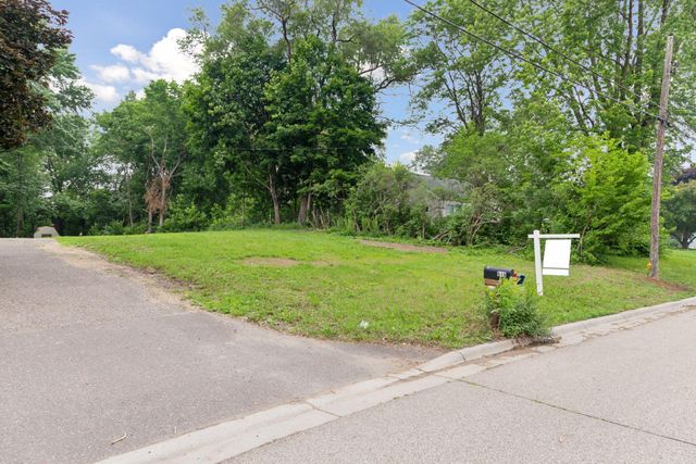 515 Farrell Street N, Maplewood, MN 55119