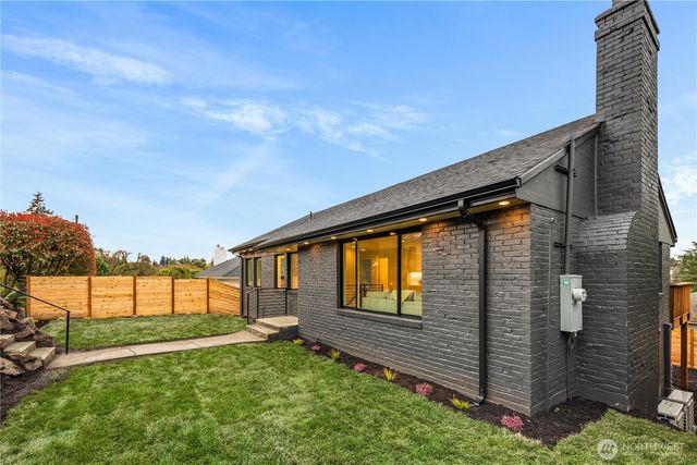 2518 36th Avenue W, Seattle, WA 98199